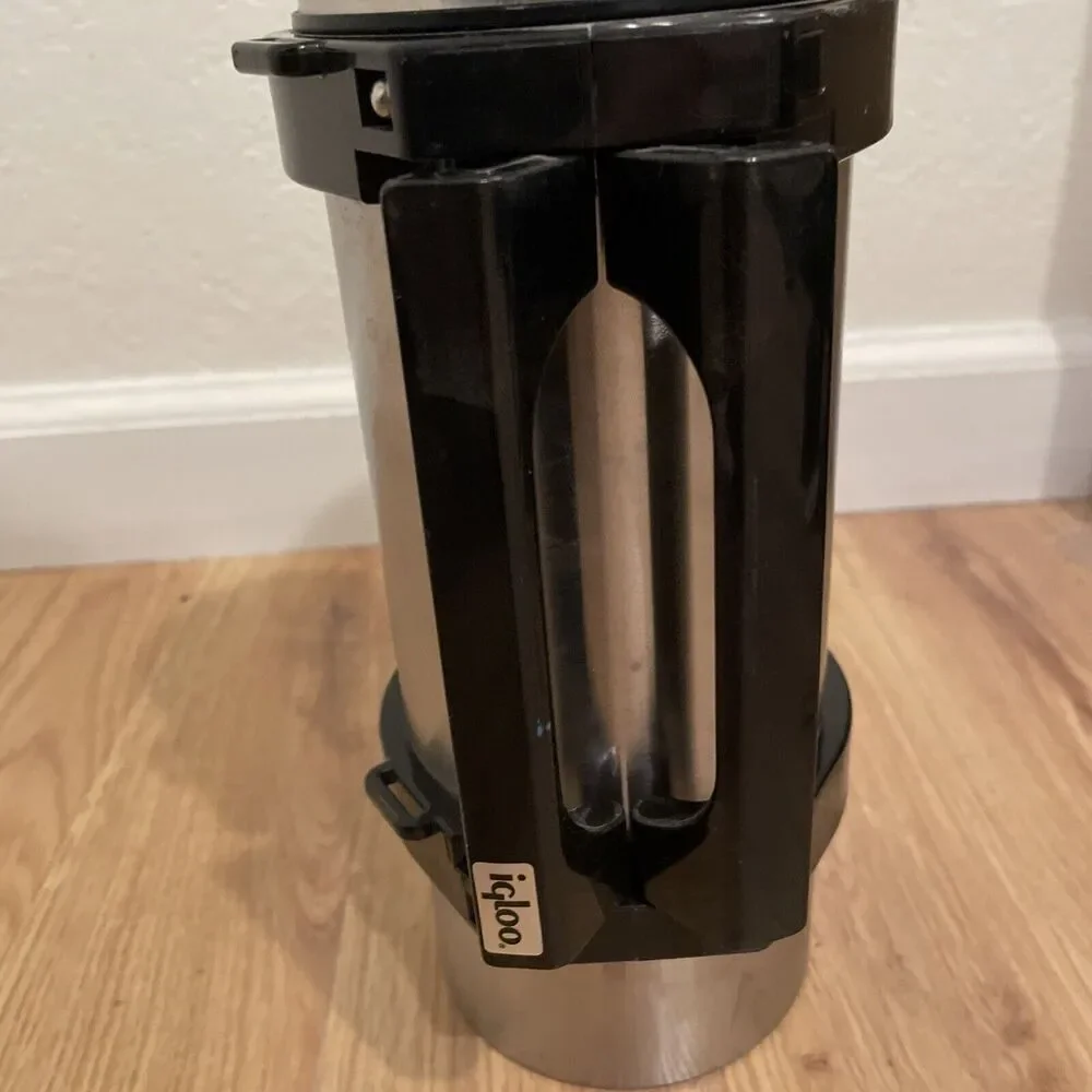Igloo Thermos, Hot And Cold Drinks, 4 Pieces, Collapsible Handle For Storage 1 L